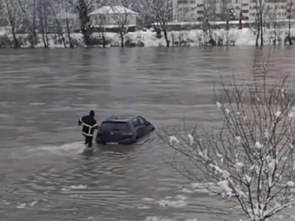 Oglasio se vatrogasac Rade koji je ušao u ledenu Drinu i upalio golf