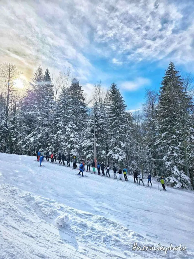 Počela sezona na Ponijerima: Besplatna Škola skijanja za početnike, dnevna karta 20 KM