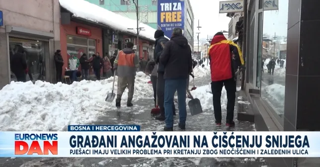 Umjesto organizovanog sistema, teret prebačen na stanovnike: Građani angažovani na čišćenju snijega