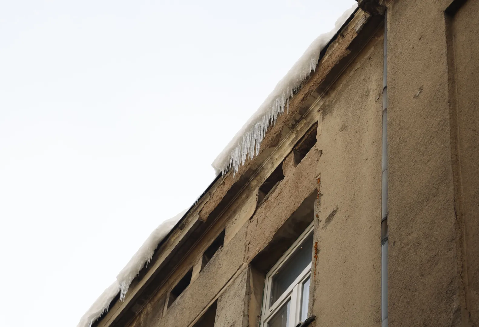 Opasnost od obrušavanja snijega i ledenica s krovova zgrada u Sarajevu