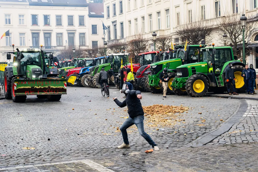 Protest u Briselu: Poljoprivrednici istresli nekoliko tona krompira u centru grada