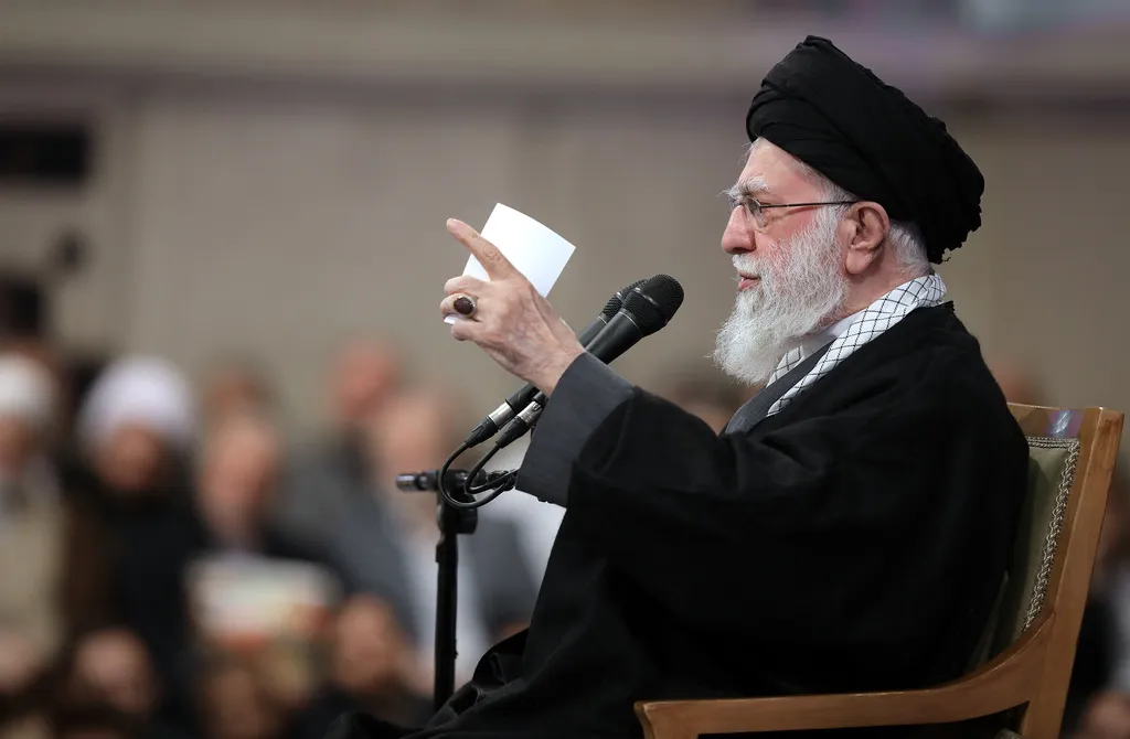 Khamenei: Ako je Trump toliko sposoban, neka rukovodi svojom zemljom