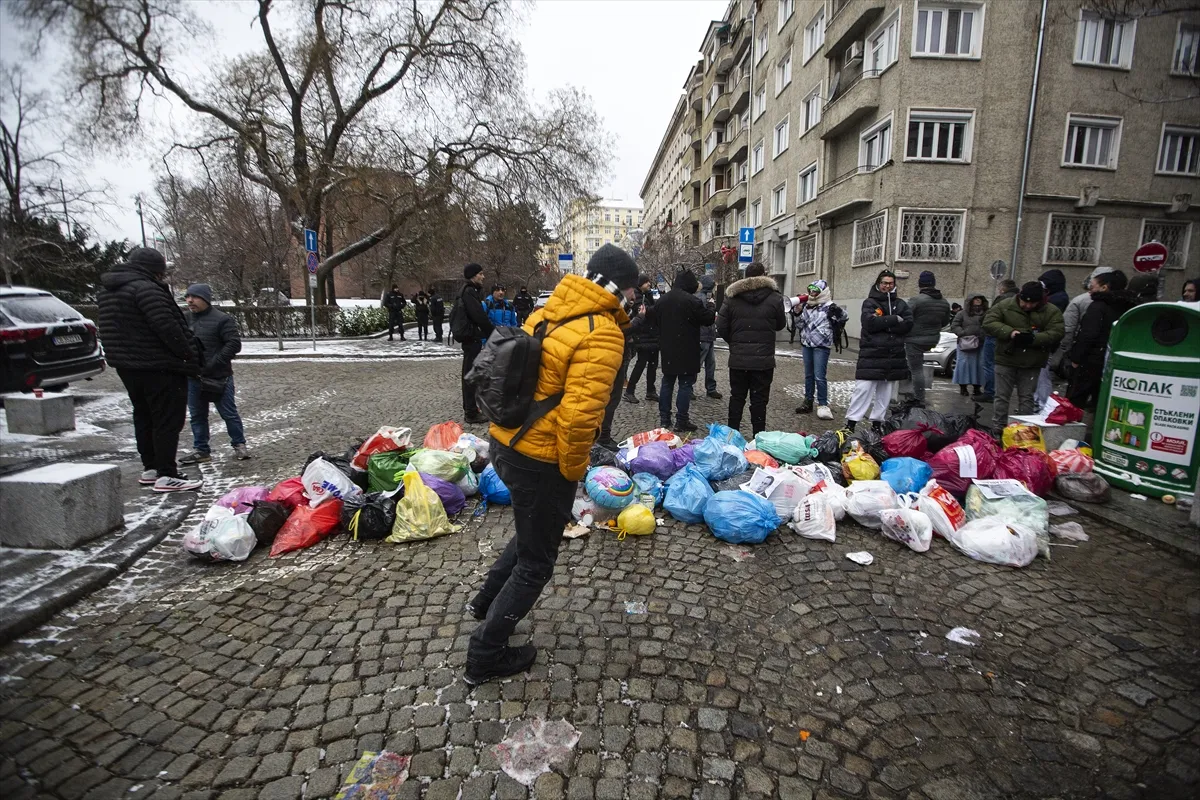 Stanovnici Sofije zbog krize s komunalnim otpadom odlažu smeće kod gradske uprave
