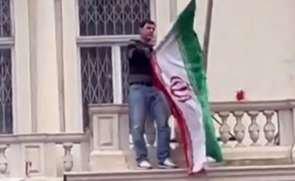 Incident u Londonu: Muškarac skinuo zastavu s iranske ambasade