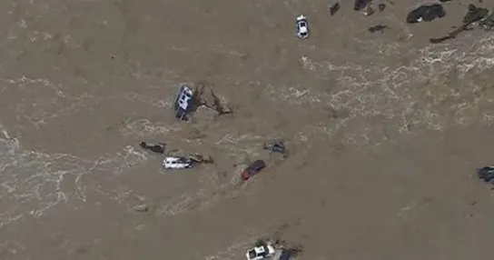 Oluja u Australiji, voda nosi sve pred sobom