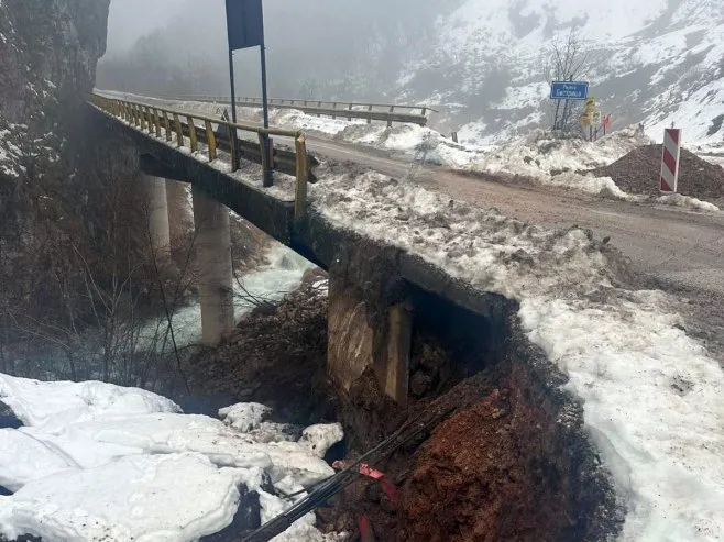 Padavine aktivirale klizište na magistralnom putu Foča - Sarajevo