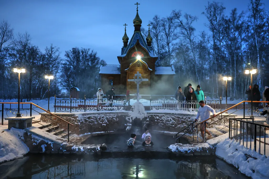 U ruskom regionu održano bogojavljensko kupanje na -37 stepeni