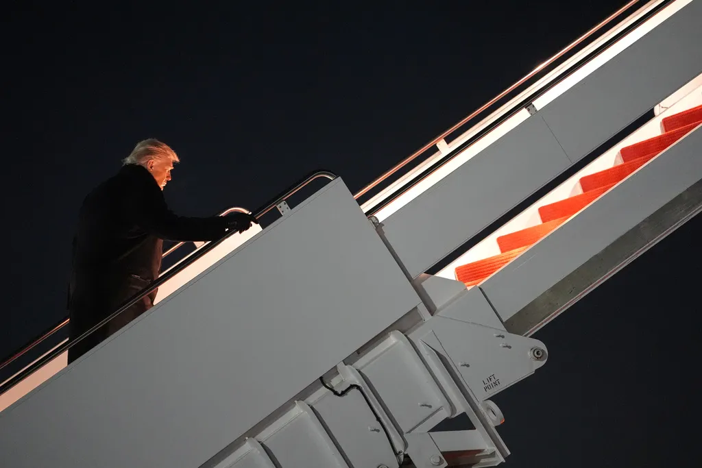 Predsjednički avion sa Trumpom poletio za Davos, ali se nakon sat vremena vratio