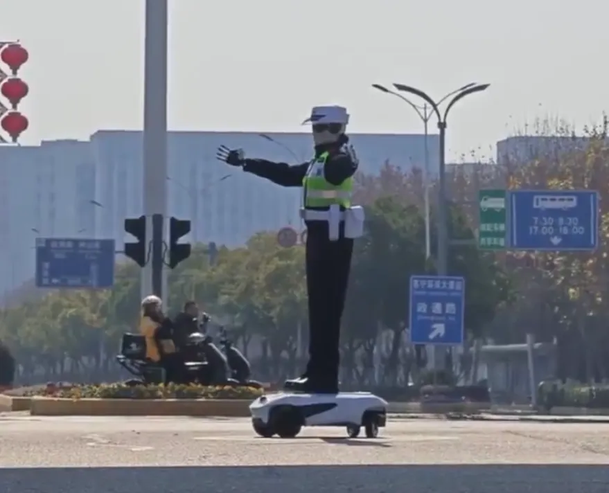 Roboti policajci patroliraju kineskim ulicama