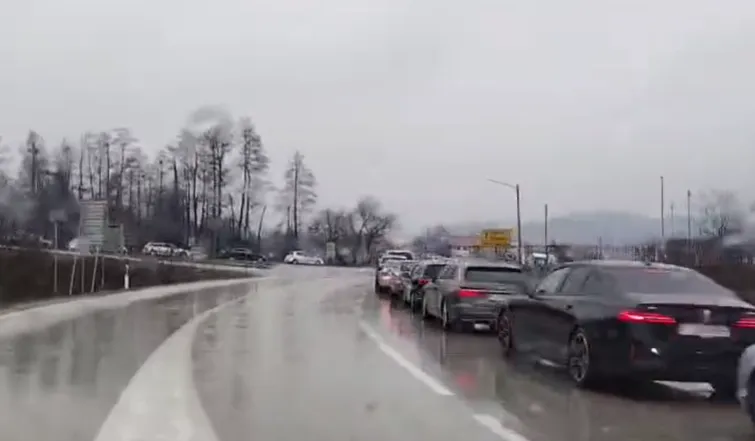 Gužve na granicama u BiH, na pojedinim prelazima čeka se i do tri sata