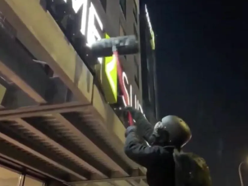 Neredi u SAD: Demoliran hotel u kojem su federalni agenti