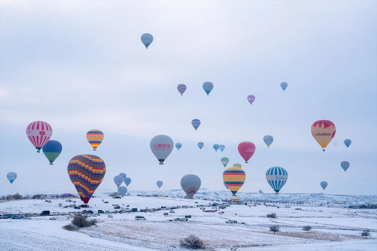 Fascinantni prizori balona iznad snijegom prekrivene Kapadokije