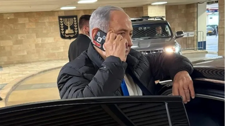 Ovjavljena fotografija Netanyahua s mobitelom: Preko kamere je zalijepio traku