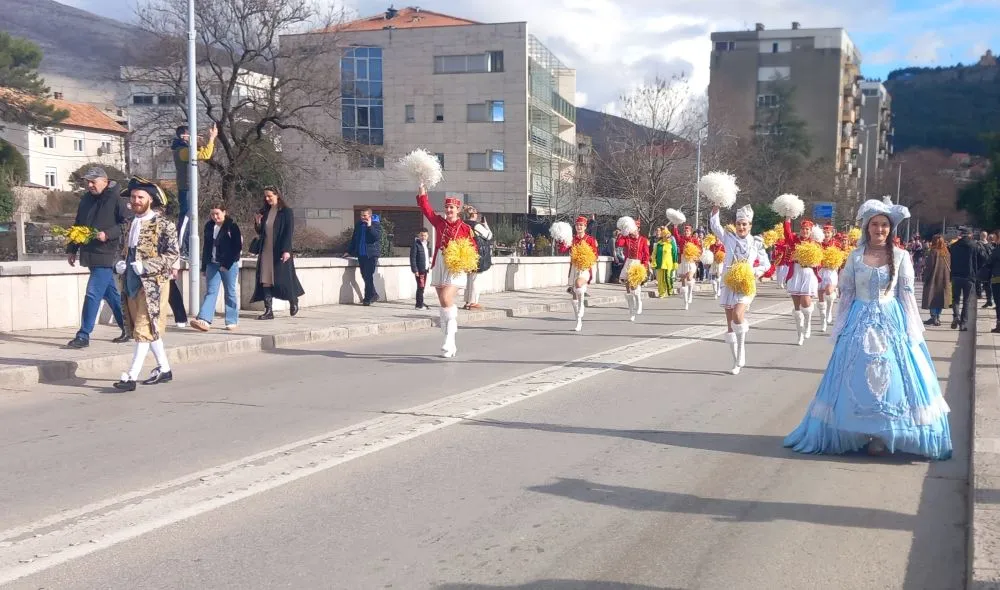 Defileom mažoretkinja ulicama Trebinja promovisan "Praznik mimoze"