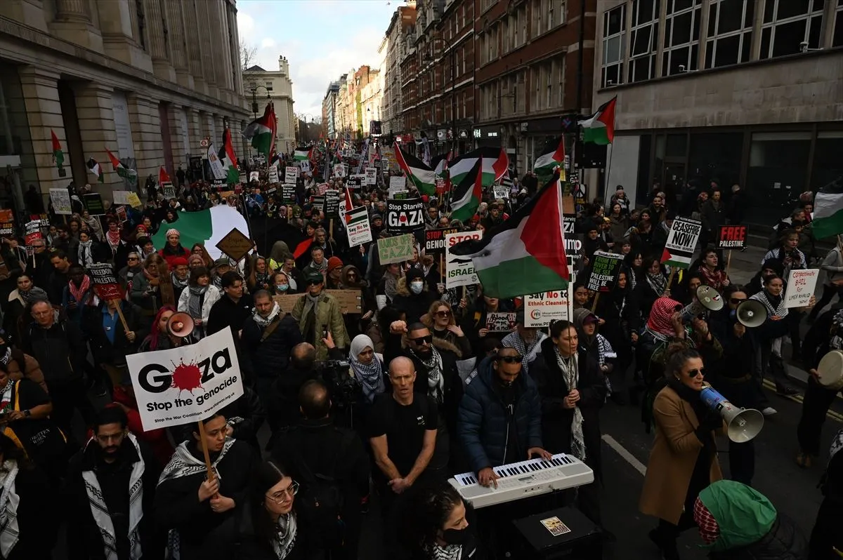 Desetine hiljada ljudi protestovalo širom Velike Britanije u znak podrške Palestini