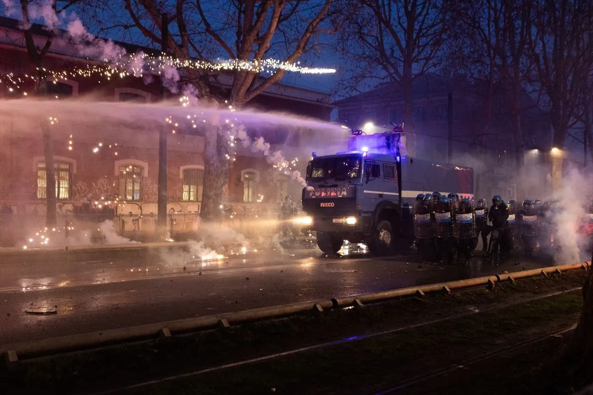Italija: 29 policajaca povrijeđeno u sukobima na protestu u Torinu protiv zatvaranja društvenog centra