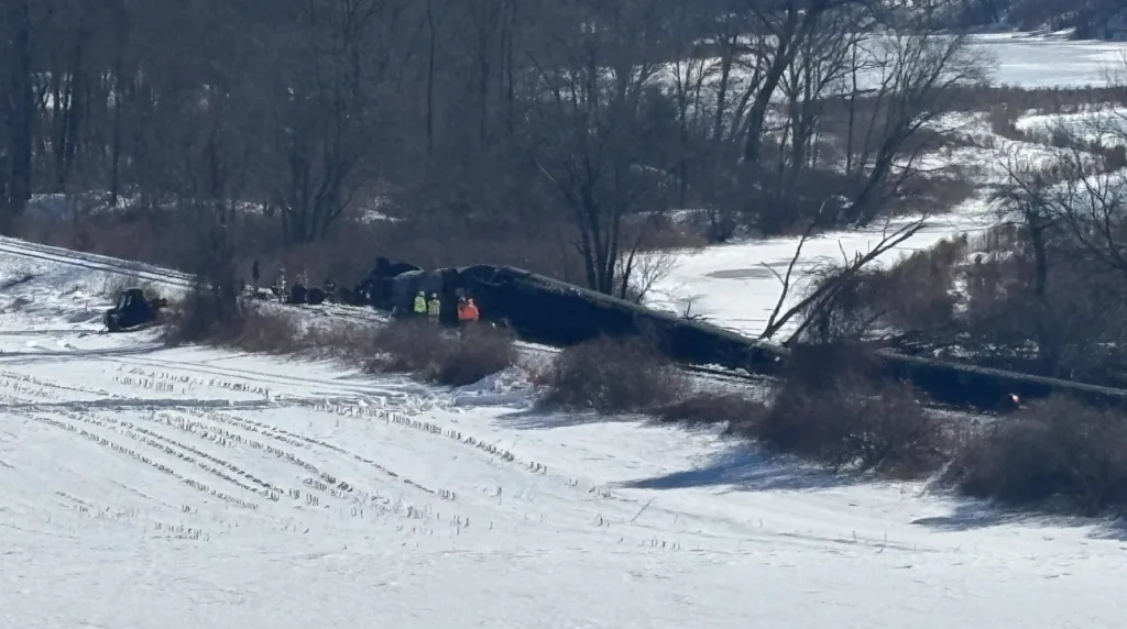 Teretni voz iskočio iz šina u SAD: Vagoni završili u rijeci