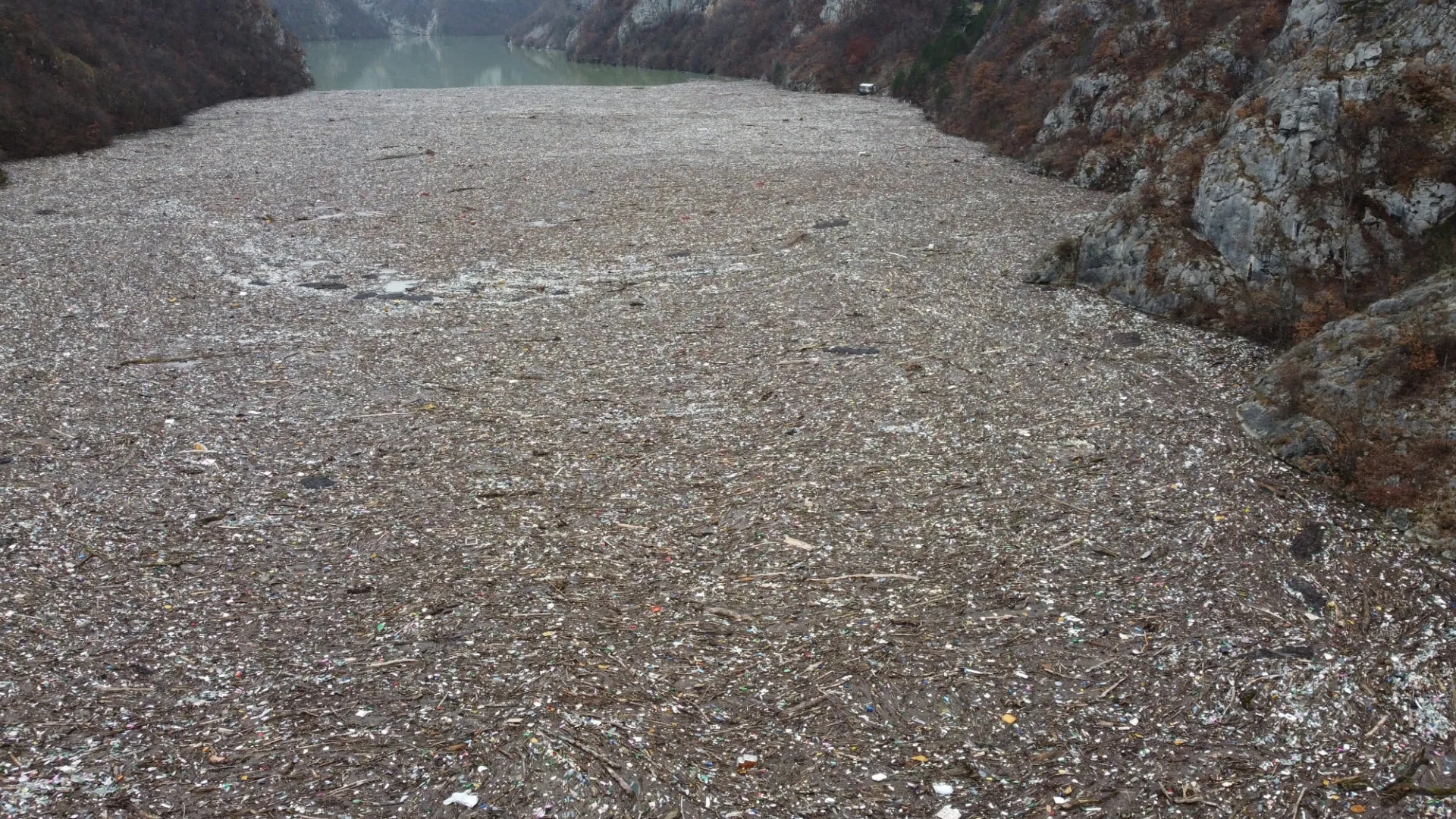 Hiljade kubnih metara smeća pluta Drinom, oglasili se ekološki aktivisti