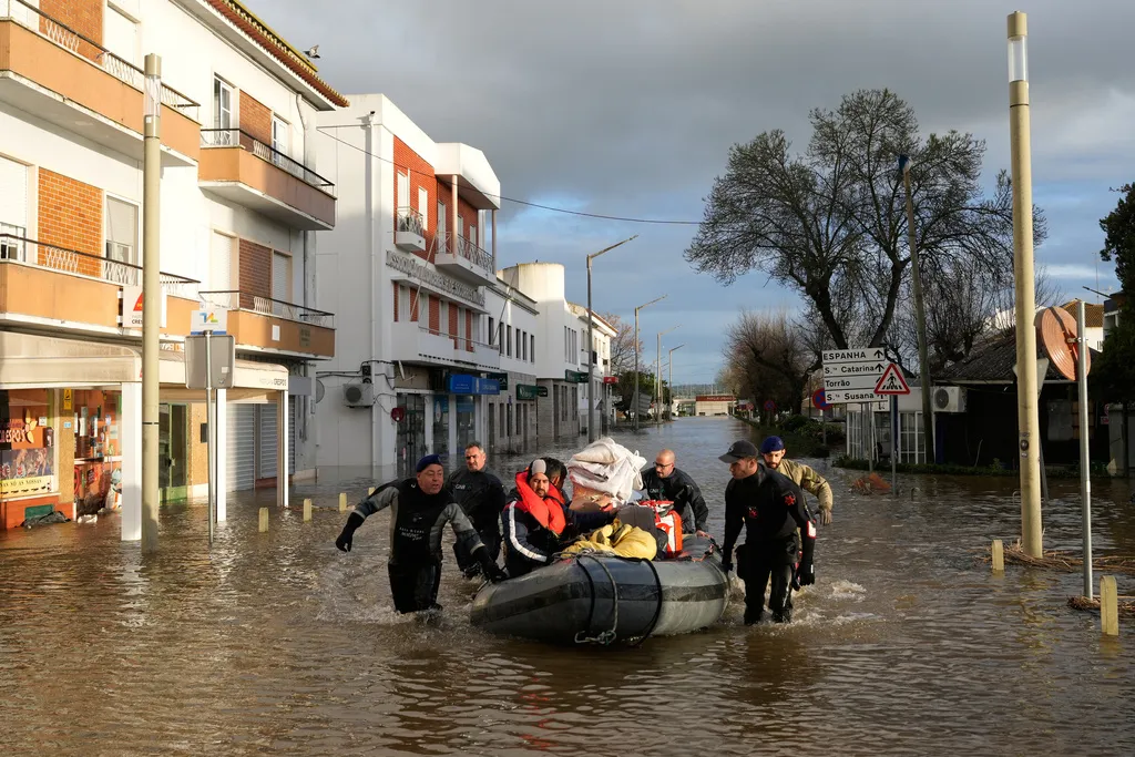 Poplave i ekstremna hladnoća zahvatili Evropu, u Portugalu 14 ljudi stradalo