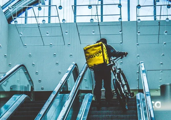 Glovo pod istragom u Italiji zbog sumnji na eksploataciju dostavljača