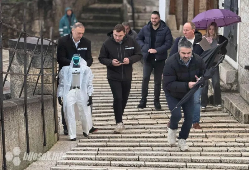 Prvi humanoidni robot u BiH prošetao Starim mostom