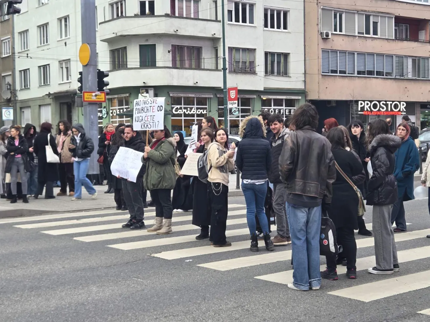 "Ruke su vam krvave": Mirni protest građana ispred Zemaljskoj muzeja povodom tramvajske nesreće