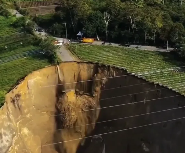 Masivna vrtača širine tri hektara progutala poljoprivredno zemljište u Indoneziji