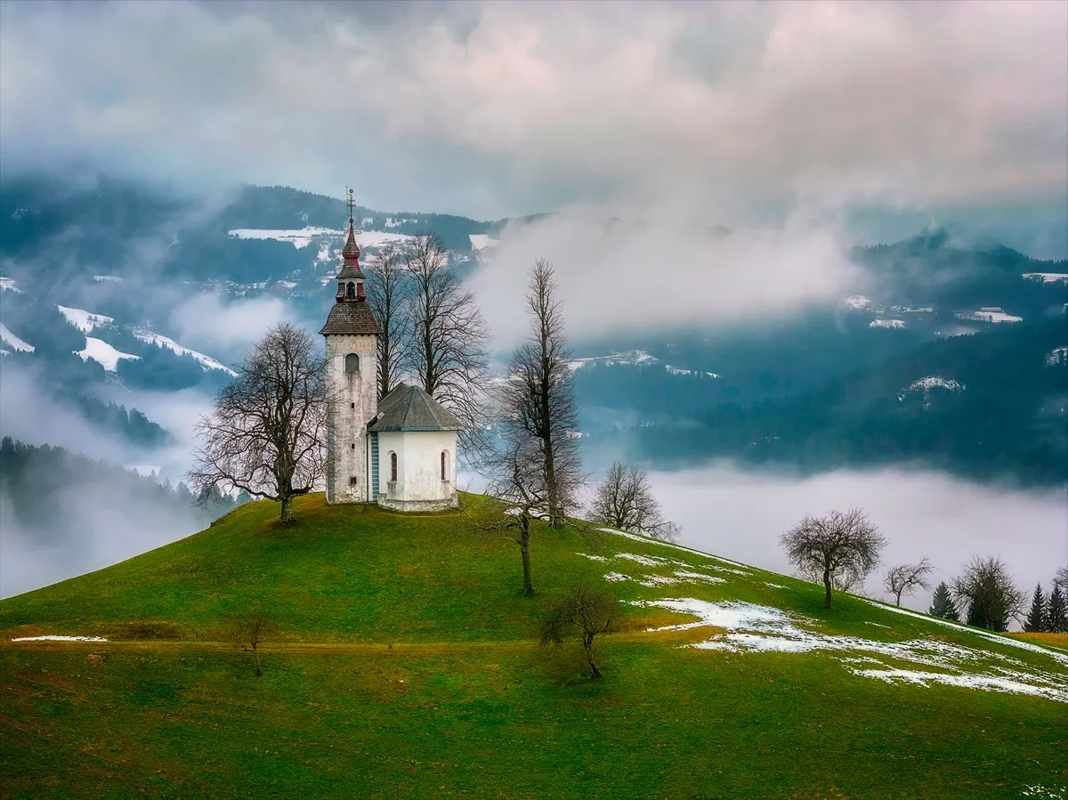 Historijska crkva utkana u osebujni pejzaž u Sloveniji