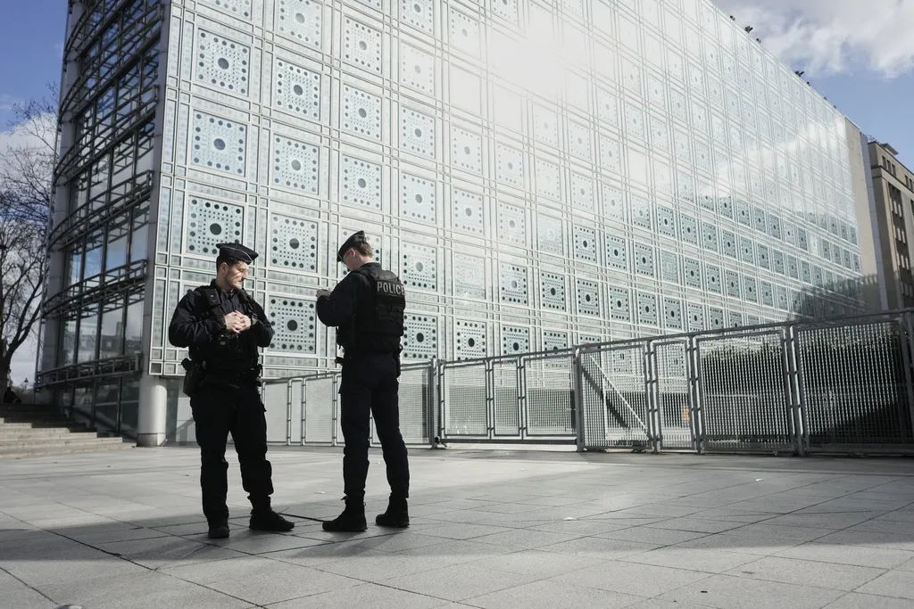 Evakuacija više objekata u Parizu zbog prijetnji o bombama