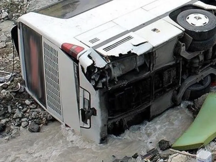 U izlijetanju autobusa u Nepalu najmanje 19 mrtvih