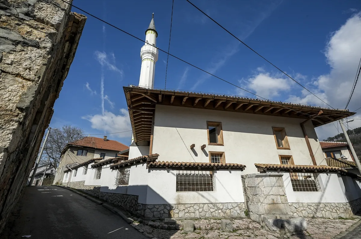 Bijela džamija na Vratniku - mini replika Begove džamije i nacionalni spomenik BiH