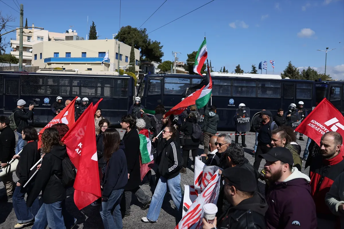 Grci protestuju ispred američke i izraelske ambasade u Atini