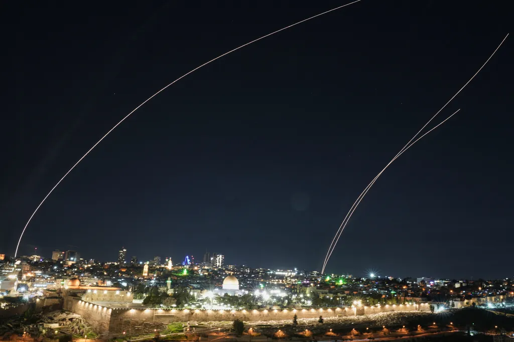 Iran izveo novi talas napada na Izrael i američke baze na Bliskom istoku