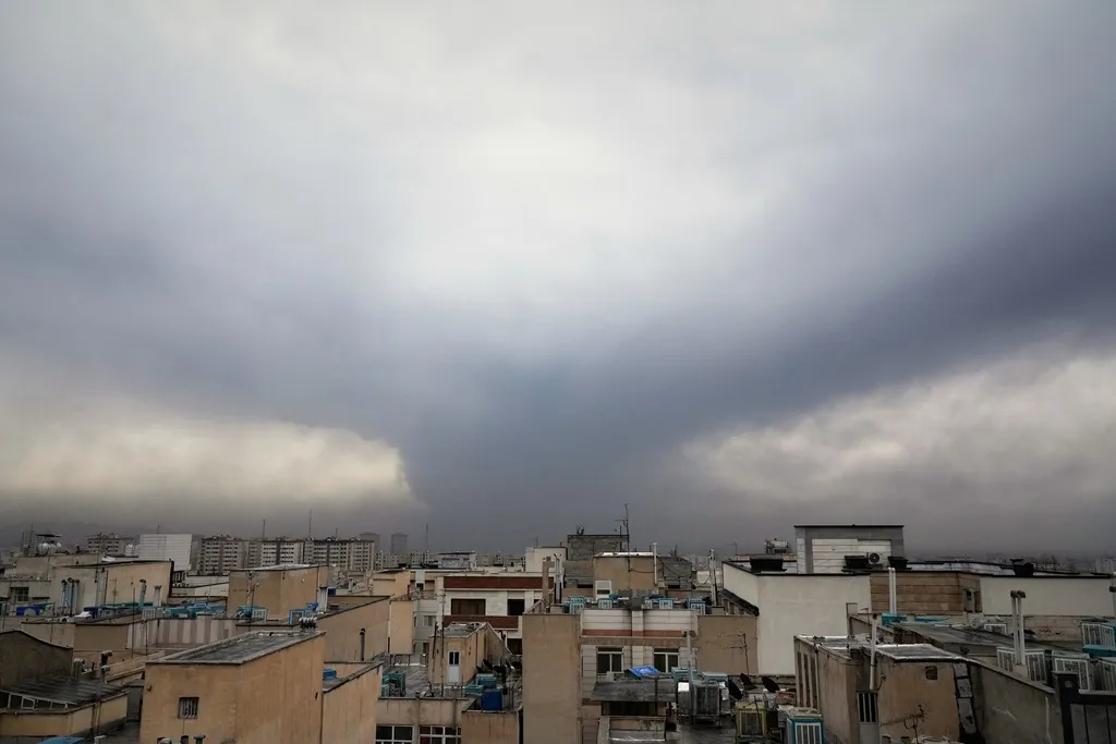 Rizik od toksičnih kiša nakon eksplozija u naftnim objektima u Teheranu