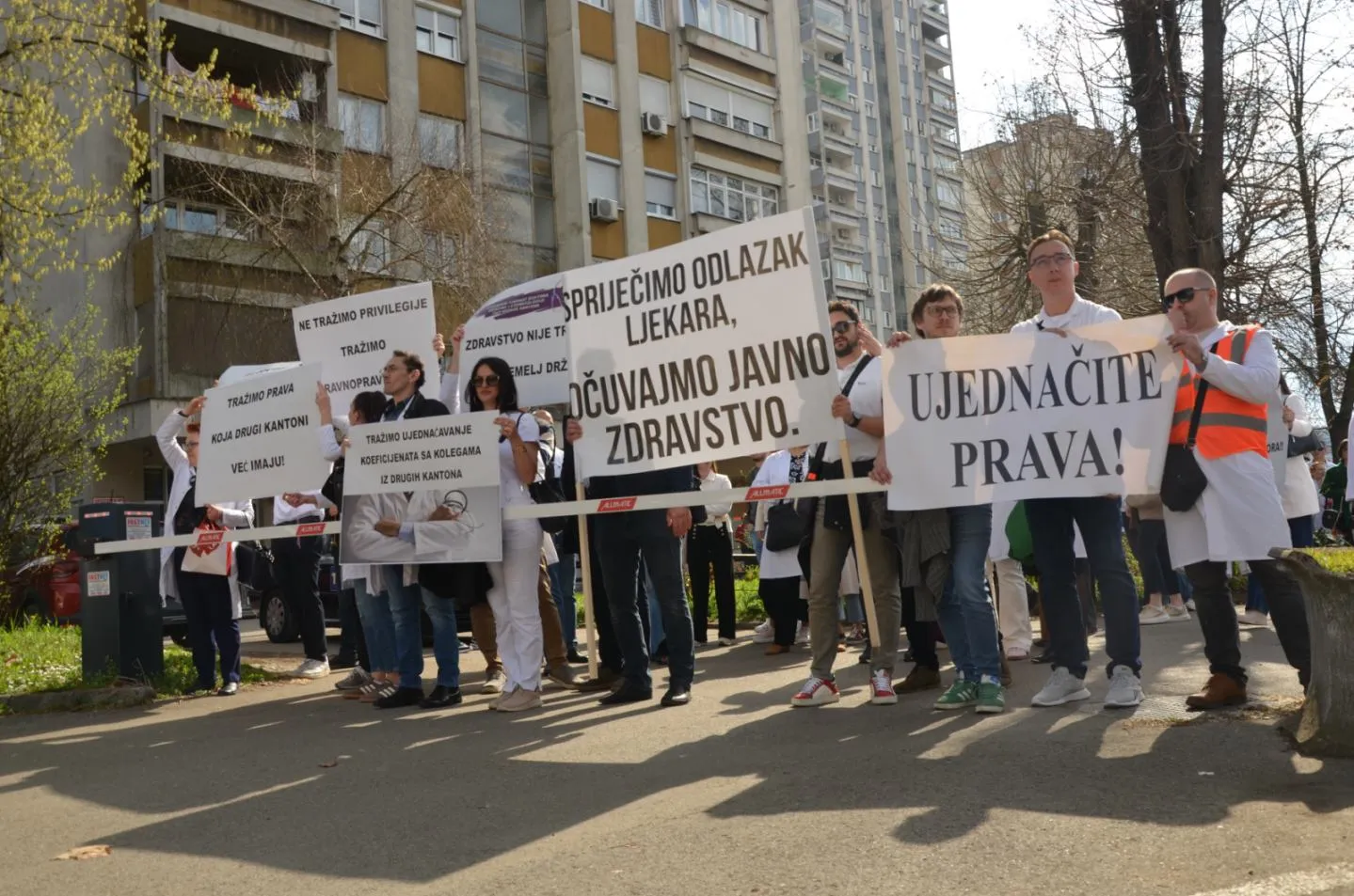 Masovni protest ljekara u Tuzli zbog diskriminacije i odlaska specijalista