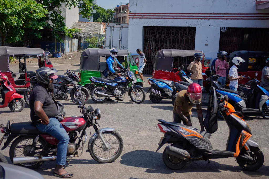 Šri Lanka proglašava srijedu neradnom u pokušaju da uštedi gorivo