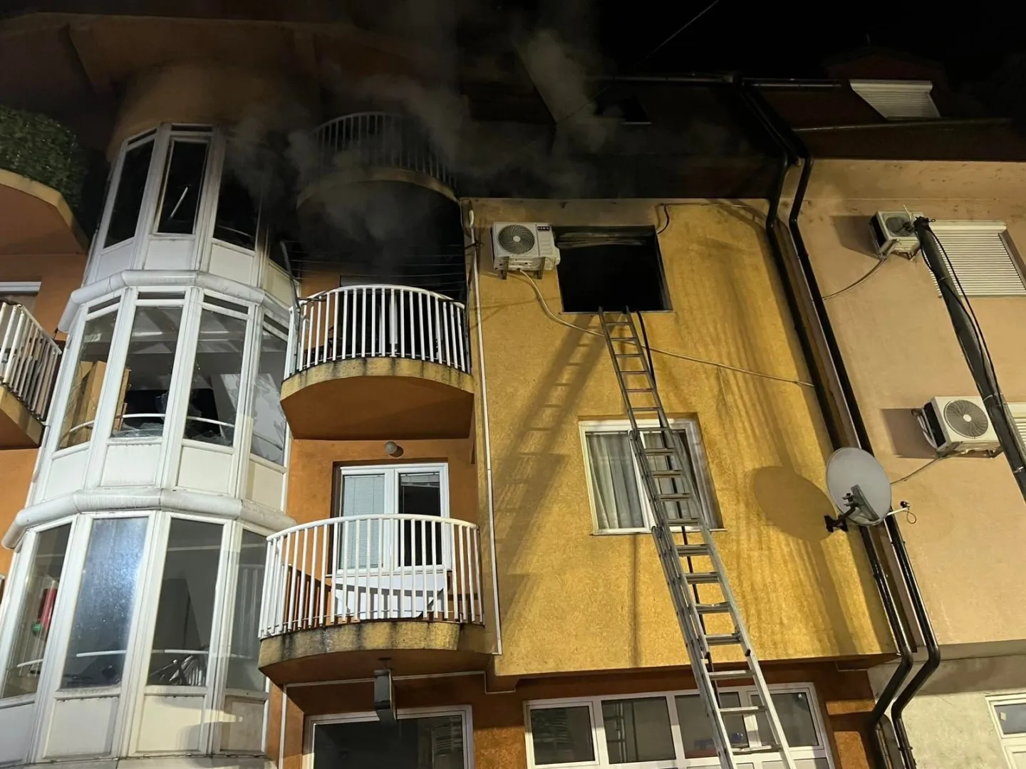 Vatra "progutala" stan u Tesliću, jedna osoba završila u bolnici