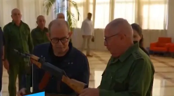 Kubanski pjevač dobio od vojske pušku za svoju objavu u kojoj poziva na otpor SAD