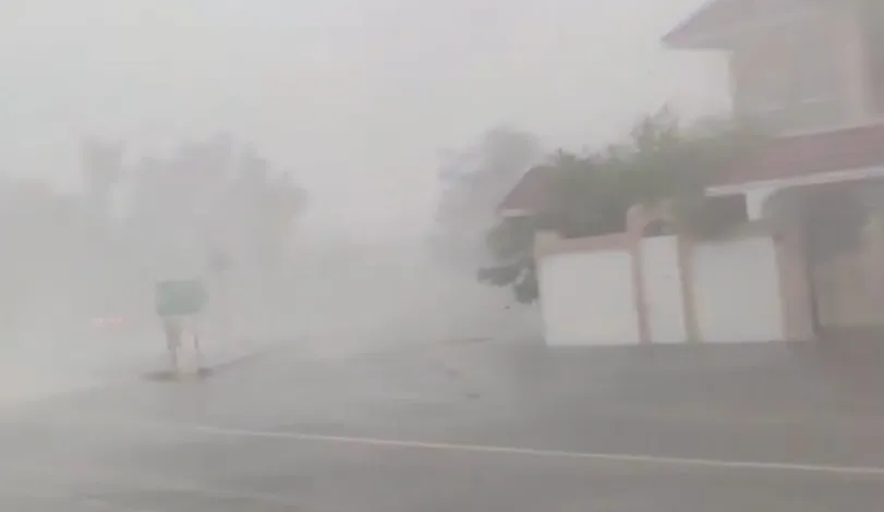 Jaka kiša i grad prekrili dijelove Ujedinjenih Arapskih Emirata, pustinja pod bijelim plaštom