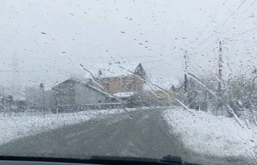 Zbog snijega obustavljen saobraćaj na nekoliko putnih pravaca