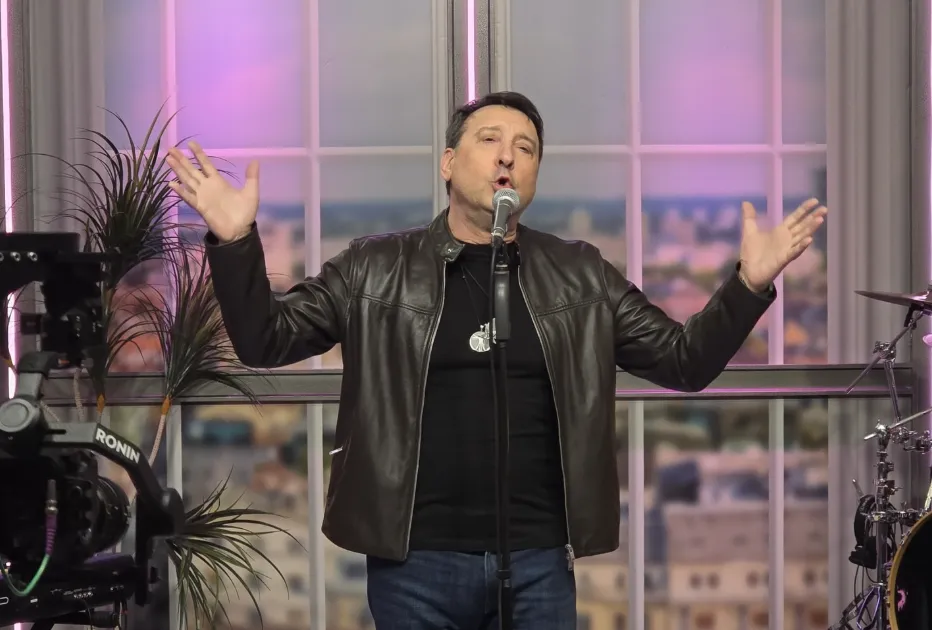 Hari Mata Hari predstavio novu pjesmu "Snijeg je Bosnom grane prekrio"