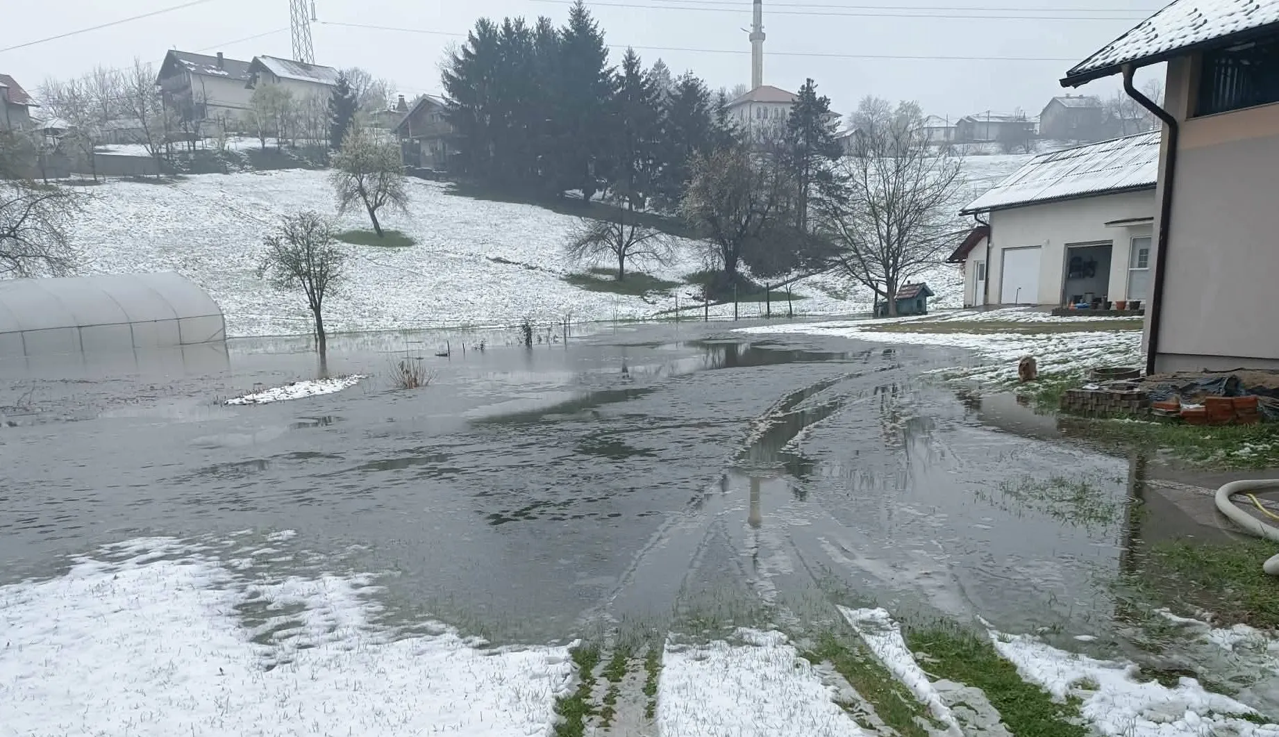 Poplave i klizišta širom TK: Stotine hektara pod vodom, oštećeni putevi, poplavljeni objekti