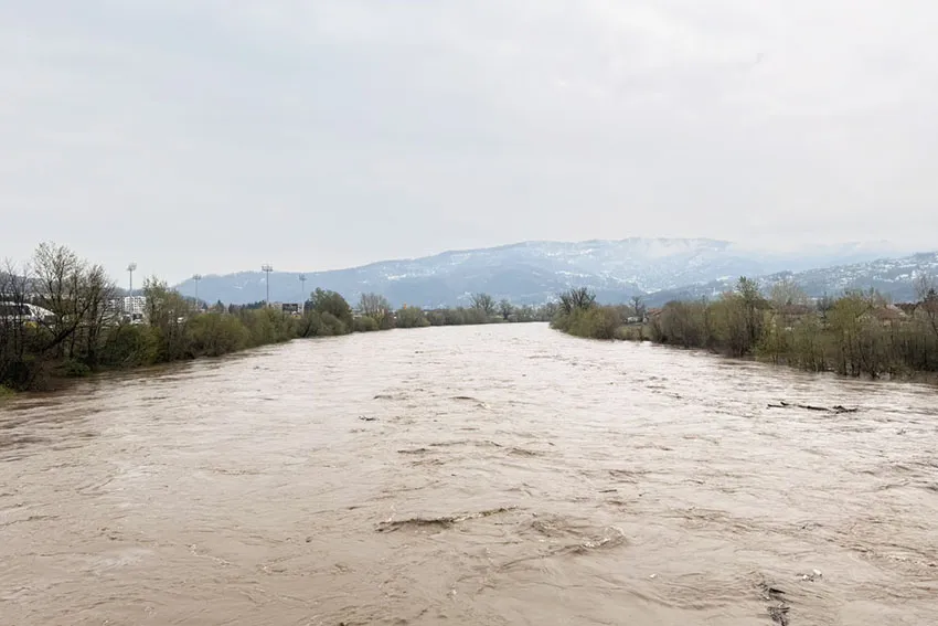 Nivo rijeke Bosne premašio granicu redovne odbrane od poplava