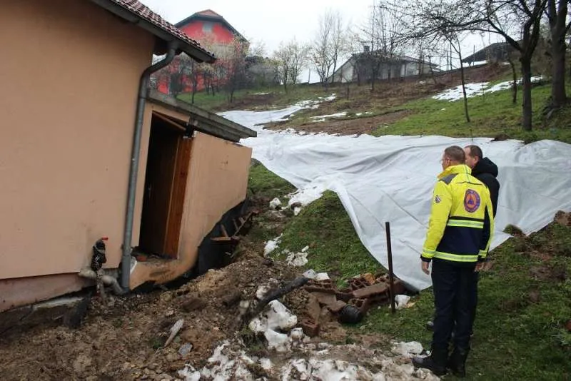 Aktivirano nekoliko kližišta u Kalesiji, jedna porodica evakuisana