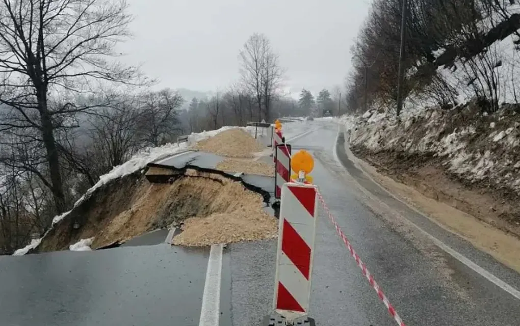 Odron progutao dio puta Tuzla- Bijeljina, obustavljen saobraćaj