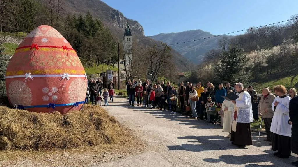 U Kraljevoj Sutjesci otkriveno i blagoslovljeno najveće uskrsno jaje na Balkanu
