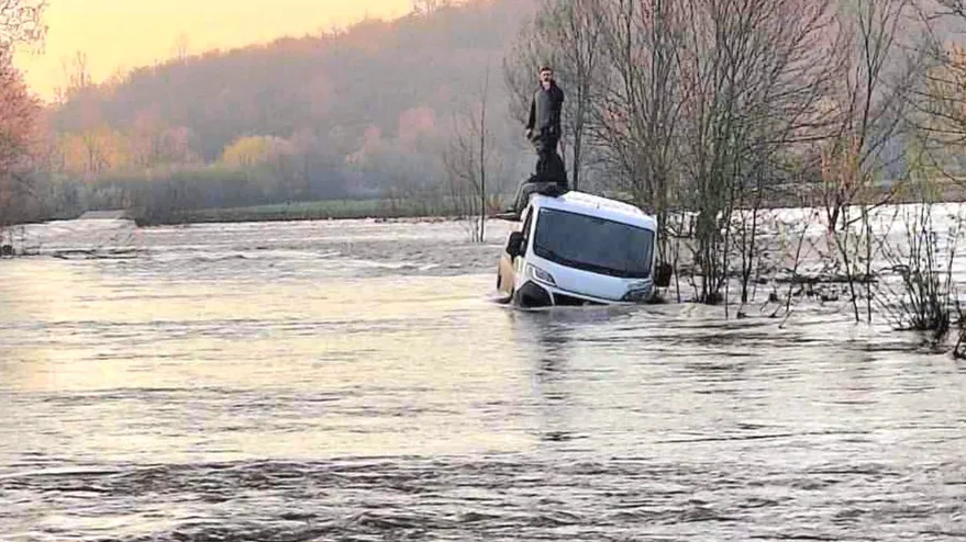 Nevjerovatna akcija u Petrovu, vatrogasci spasili dvije osobe sa krova poplavljenog vozila