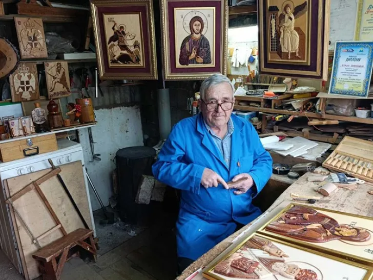 Čudotvorne ruke Vladimira iz Mrkonjić Grada: Neobrađeno drvo pretvara u suvenire 