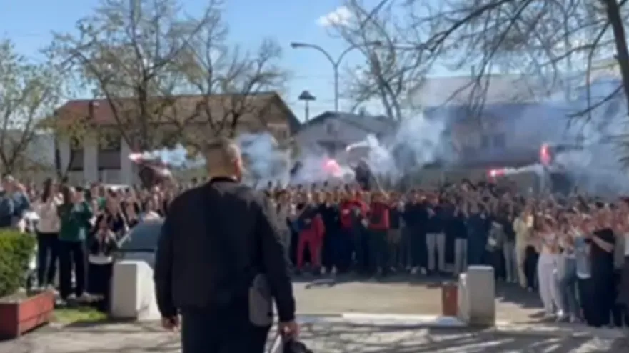 Lekcija koju udžbenici ne poznaju: Emotivan rastanak učenika banjalučke Medicinske škole i profesora Anela Hajirića