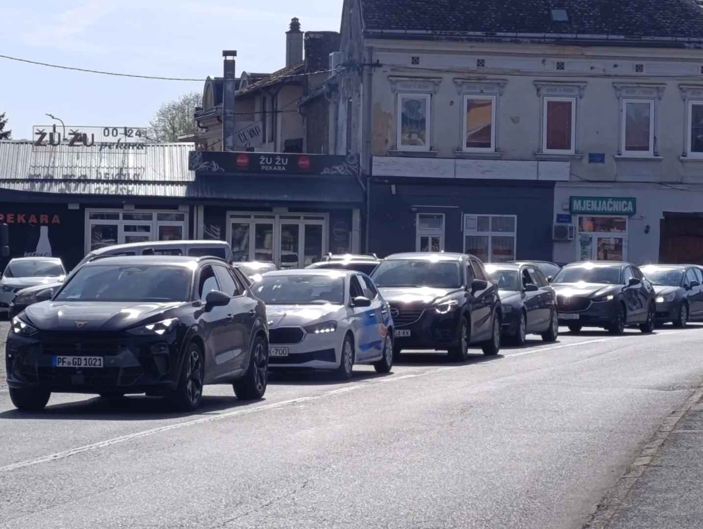 Već gužve na granici, čeka se na izlazu u Gradišci i Gradini